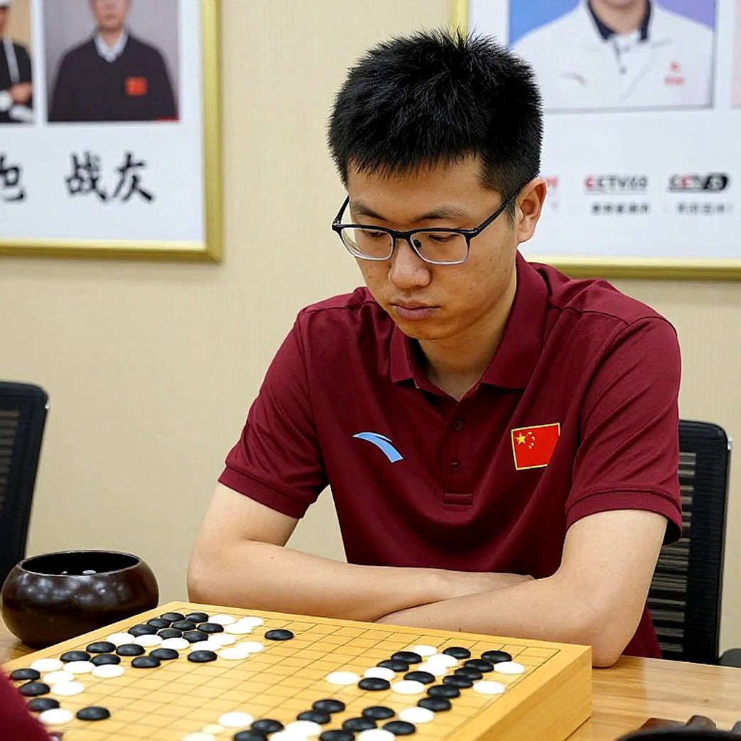 Bent Larsen nằm trên bìa, nhưng Prague 2026 mới là linh hồn thật của ChessBase Magazine số 225