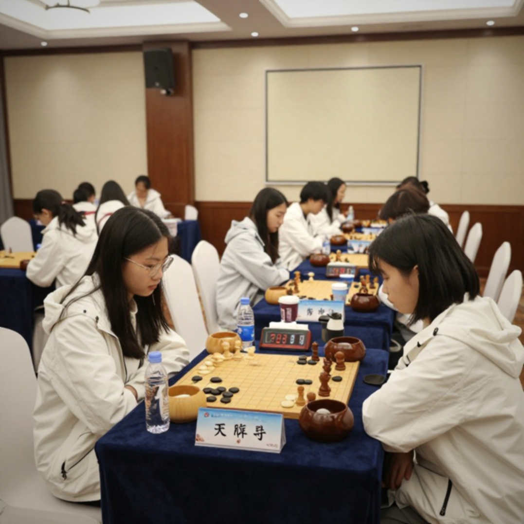 Clutch Chess trên tiêu đề, khóa học sáu video ở thân bài: lỗ hổng dữ liệu của truyền thông cờ vua