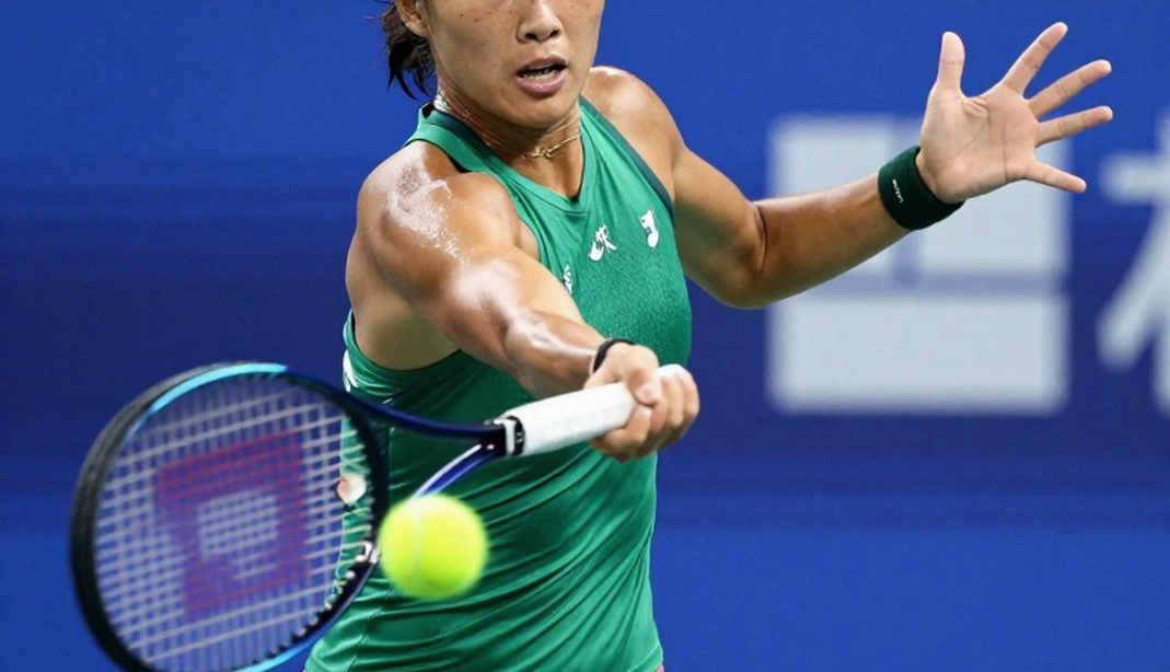 Alexandra Eala giữa sàn diễn Chanel và bài toán điểm số ở Wuhan